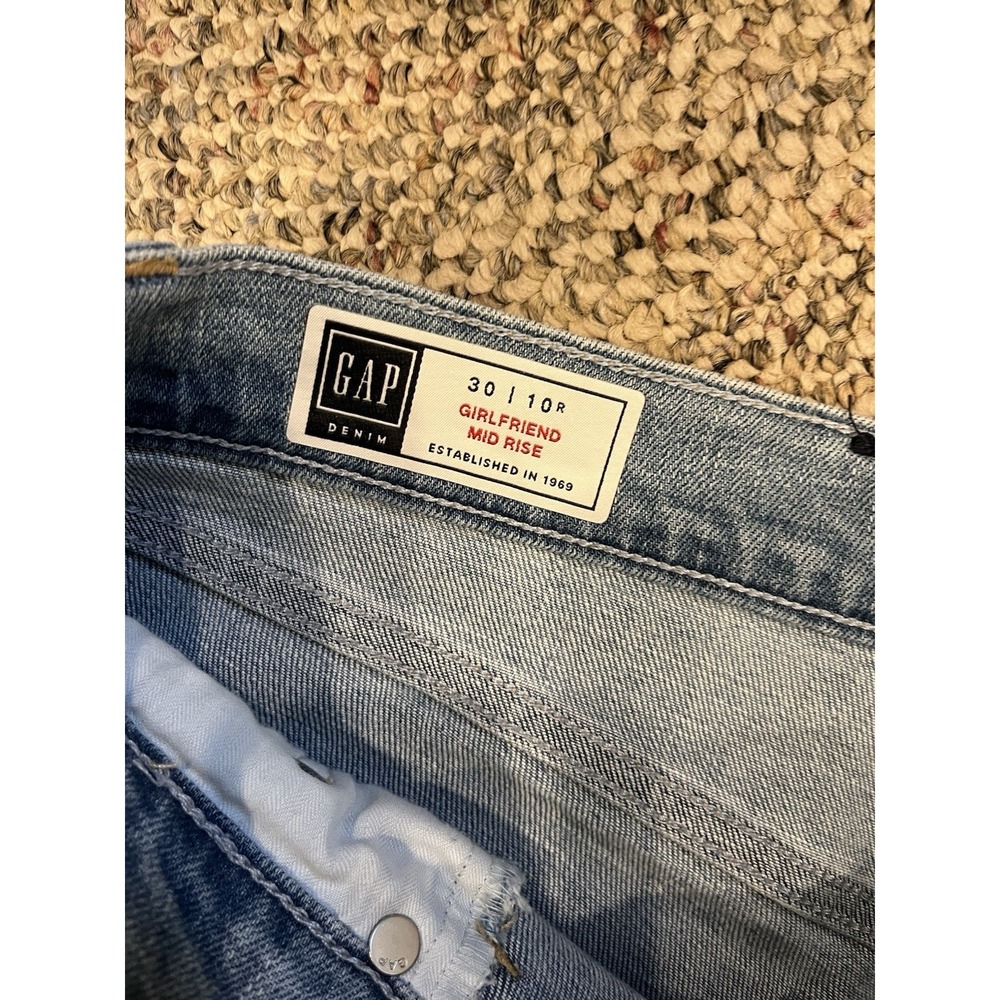 Gap Girlfriend Mid Rise Jeans Raw Hem Blue Jeans Size 30/10R Zipper Distressed - Picture 2 of 9